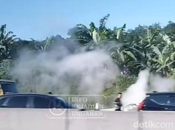 Truk Bahan Kimia Terlibat Laka Beruntun di Tol Ungaran, Asap Mengepul di Jalan
