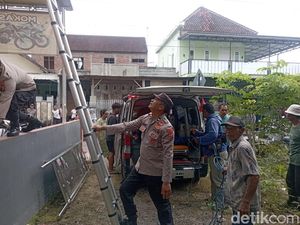 Pria Asal Bekasi Tewas Kesetrum Saat Pasang Wi-Fi di Blitar Pria Asal Bekasi Tewas Kesetrum Saat Pasang Wi-Fi di Blitar