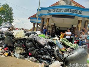 Buntut Protes Warga, DLH Cirebon Tutup Sementara TPA Kubangdeleg