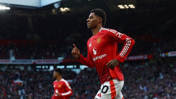 FILE PHOTO: Soccer Football - Premier League - Manchester United v Everton - Old Trafford, Manchester, Britain - December 1, 2024  Manchester Uniteds Marcus Rashford celebrates scoring their third goal REUTERS/Molly Darlington EDITORIAL USE ONLY. NO USE WITH UNAUTHORIZED AUDIO, VIDEO, DATA, FIXTURE LISTS, CLUB/LEAGUE LOGOS OR LIVE SERVICES. ONLINE IN-MATCH USE LIMITED TO 120 IMAGES, NO VIDEO EMULATION. NO USE IN BETTING, GAMES OR SINGLE CLUB/LEAGUE/PLAYER PUBLICATIONS. PLEASE CONTACT YOUR ACCOUNT REPRESENTATIVE FOR FURTHER DETAILS../File Photo