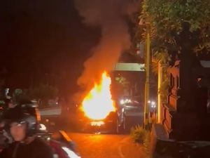 Mobil Range Rover Terbakar di Traffic Light Simpang Guwang-Sukawati Gianyar Mobil Range Rover Terbakar di Traffic Light Simpang Guwang-Sukawati Gianyar