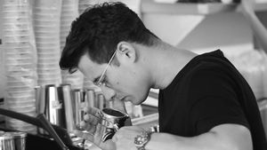 Pose Keren Nino Fernandez saat jadi Barista di Kafe