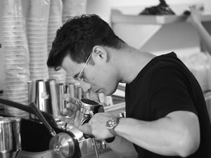 Pose Keren Nino Fernandez saat jadi Barista di Kafe