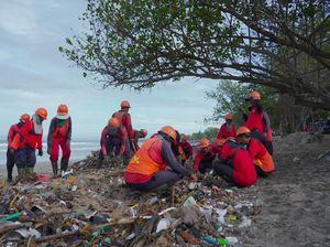 Sinergi DLHK-DPUPR Badung Tangani Sampah Kiriman di Pantai Kuta