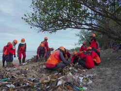 Sinergi DLHK-DPUPR Badung Tangani Sampah Kiriman di Pantai Kuta Sinergi DLHK-DPUPR Badung Tangani Sampah Kiriman di Pantai Kuta