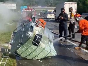 Video: Bahan Kimia Tumpah Saat 3 Kendaraan Terlibat Kecelakaan di Tol Ungaran Video: Bahan Kimia Tumpah Saat 3 Kendaraan Terlibat Kecelakaan di Tol Ungaran