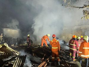 Gudang Kayu di Pekanbaru Terbakar, 2 Rumah-Gudang Properti Terdampak Gudang Kayu di Pekanbaru Terbakar, 2 Rumah-Gudang Properti Terdampak