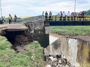 Plengsengan Sungai Welang Ambrol, Akses Dua Dusun Ditutup Plengsengan Sungai Welang Ambrol, Akses Dua Dusun Ditutup