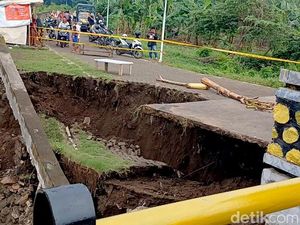 Plengsengan Jembatan Sungai Welang Pasuruan Ambrol, Warga Harus Memutar 3 Km Plengsengan Jembatan Sungai Welang Pasuruan Ambrol, Warga Harus Memutar 3 Km