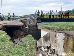 Plengsengan Jembatan di Sungai Welang Pasuruan Ambrol