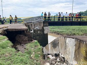 Plengsengan Jembatan di Sungai Welang Pasuruan Ambrol Plengsengan Jembatan di Sungai Welang Pasuruan Ambrol
