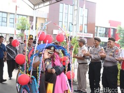 Momen Naik Becak Warnai Pelepasan Anggota Purnatugas Polres Bojonegoro