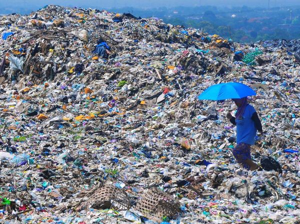 Potret Gunung Sampah di TPA Tanjungrejo Kudus