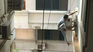 Potret Nekat Kuli Bangunan yang Bikin Meringis, Berani Mati!