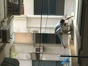 Potret Nekat Kuli Bangunan yang Bikin Meringis, Berani Mati! Potret Nekat Kuli Bangunan yang Bikin Meringis, Berani Mati!