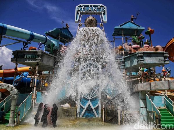 Potret Ramainya Pengunjung Ancol Saat Liburan Tahun Baru 2025