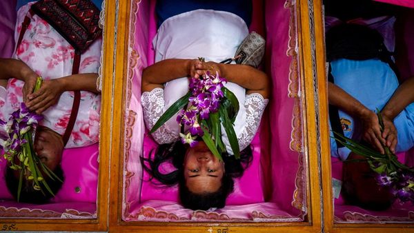 Potret Warga Thailand Berdoa dalam Peti Mati untuk Keberuntungan Tahun Baru