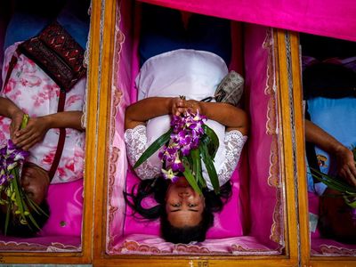 Potret Warga Thailand Berdoa dalam Peti Mati untuk Keberuntungan Tahun Baru