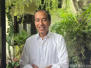 Jokowi soal Bertemu Eks Kader PDIP Effendi Simbolon: Teman Lama Jokowi soal Bertemu Eks Kader PDIP Effendi Simbolon: Teman Lama