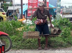 Perjuangan Lansia Jalang di Polman Jual Anyaman Bambu demi Menyambung Hidup