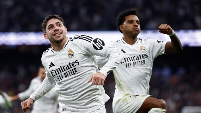 Soccer Football - LaLiga - Real Madrid v Sevilla - Santiago Bernabeu, Madrid, Spain - December 22, 2024 Real Madrids Federico Valverde celebrates scoring their second goal with Rodrygo REUTERS/Juan Medina     TPX IMAGES OF THE DAY