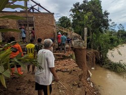 Rumah Warga Trenggalek Nyaris Roboh Tergerus Sungai