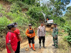Tiga Titik Longsor Tutup Akses Utama Penghubung Kecamatan di Trenggalek