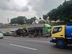 Truk Kontainer Terguling di Tol JORR Km 28 Lenteng Agung, Lalin Padat