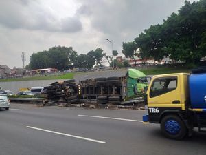 Truk Kontainer Terguling di Tol JORR Km 28 Lenteng Agung, Lalin Padat Truk Kontainer Terguling di Tol JORR Km 28 Lenteng Agung, Lalin Padat