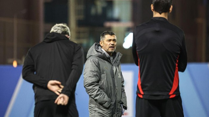 RIYADH, SAUDI ARABIA - JANUARY 02: Sergio Conceicao Head coach of AC Milan looks on during a AC Milan training session on January 02, 2025 in Riyadh, Saudi Arabia. (Photo by Giuseppe Cottini/AC Milan via Getty Images)