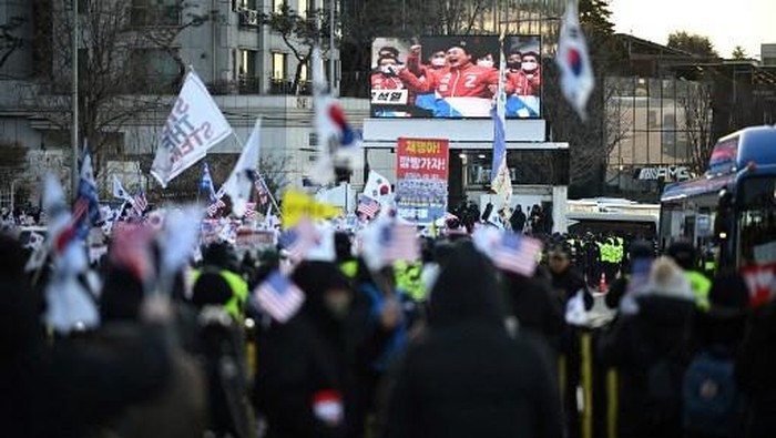 Police and anti-corruption investigators arrive at the residence of South Koreas impeached President Yoon Suk Yeol in Seoul on January 3, 2025. South Korean investigators entered the residence of impeached President Yoon and began executing a warrant for his arrest on January 3 over his failed martial law bid, the first time the country has ever sought to arrest a sitting leader. (Photo by JUNG Yeon-je / AFP)