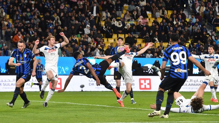 Soccer Football - Italian Super Cup - Semi Final - Inter Milan v Atalanta - Al Awwal Park, Riyadh, Saudi Arabia - January 2, 2025 Inter Milans Denzel Dumfries scores their first goal REUTERS/Jennifer Lorenzini