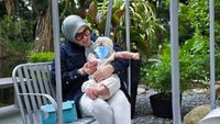 7 Foto Baby R Anak Syahrini yang Wajahnya Bikin Penasaran, Kini Sudah 5 Bulan