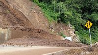 Jalur Lumajang-Malang Lumpuh, Akibat Tebing 20 Meter Longsor