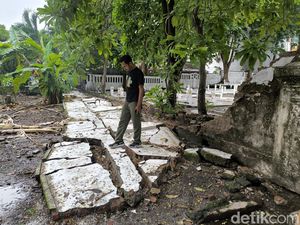 Bruk! Tembok Taman Makam Pahlawan Gresik Sepanjang 30 Meter Ambruk