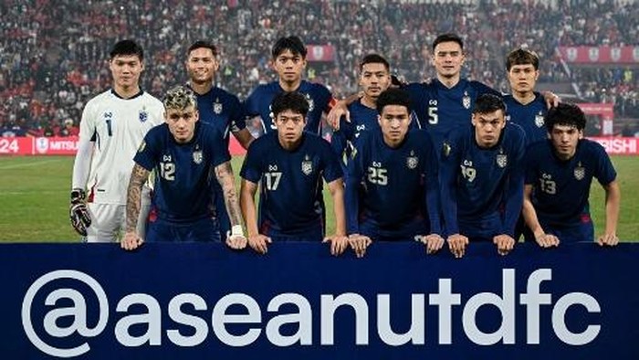 Thailands players pose for the group photo before the 2024 ASEAN Electric Cup final first leg football match between Vietnam and Thailand at the Viet Tri Stadium in Phu Tho province on January 2, 2025. (Photo by NHAC NGUYEN / AFP)