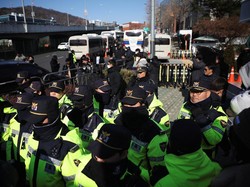 Video: Pendukung Blokir Jalan ke Istana Presiden Korsel, Wanti-wanti Kedatangan Penyidik