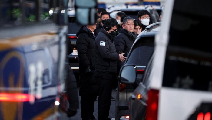 Members of the Corruption Investigation Office for High-ranking Officials gather in front of the impeached South Korean President Yoon Suk Yeols official residence, as Yoon faces potential arrest after a court on Tuesday approved a warrant for his arrest, in Seoul, South Korea, January 3, 2025. REUTERS/Kim Hong-Ji