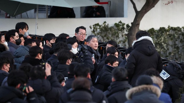 Members of the Corruption Investigation Office for High-ranking Officials gather in front of the impeached South Korean President Yoon Suk Yeols official residence, as Yoon faces potential arrest after a court on Tuesday approved a warrant for his arrest, in Seoul, South Korea, January 3, 2025. REUTERS/Kim Hong-Ji