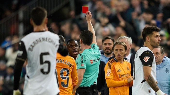 VALENCIA, SPAIN - JANUARY 03: Referee Cesar Soto Grado shows the red card to Vinicius Junior of Real Madrid  during the LaLiga match between Valencia CF and Real Madrid CF at Estadio Mestalla on January 03, 2025 in Valencia, Spain. (Photo by Omar Arnau/Quality Sport Images/Getty Images)