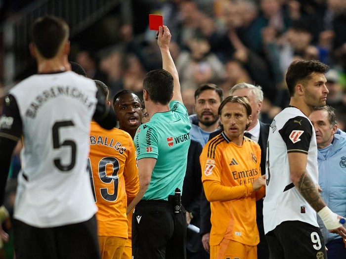 VALENCIA, SPAIN - JANUARY 03: Referee Cesar Soto Grado shows the red card to Vinicius Junior of Real Madrid  during the LaLiga match between Valencia CF and Real Madrid CF at Estadio Mestalla on January 03, 2025 in Valencia, Spain. (Photo by Omar Arnau/Quality Sport Images/Getty Images)