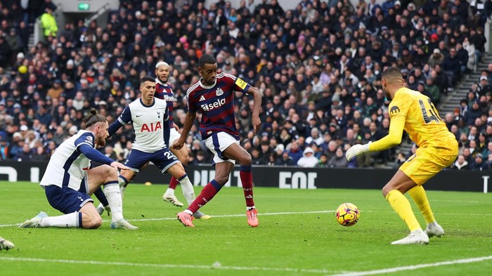 LONDON, ENGLAND - JANUARY 04: Alexander Isak of Newcastle United scores his teams second goal past Brandon Austin of Tottenham Hotspur during the Premier League match between Tottenham Hotspur FC and Newcastle United FC at Tottenham Hotspur Stadium on January 04, 2025 in London, England. (Photo by Alex Pantling/Getty Images)