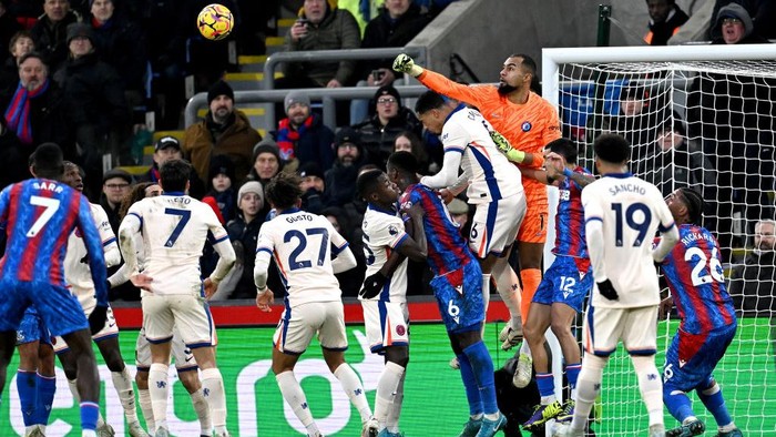 LONDON, ENGLAND - JANUARY 04: Robert Sanchez of Chelsea punches clear during the Premier League match between Crystal Palace FC and Chelsea FC at Selhurst Park on January 04, 2025 in London, England. (Photo by Darren Walsh/Chelsea FC via Getty Images)