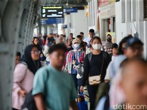 Arus Balik Libur Nataru, Stasiun Pasar Senen Ramai Penumpang Arus Balik Libur Nataru, Stasiun Pasar Senen Ramai Penumpang