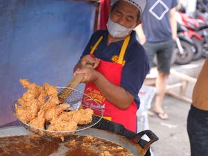Mantan Sopir Angkot Jualan Fried Chicken Kaki Lima, Sehari Ludes 80 Kg! Mantan Sopir Angkot Jualan Fried Chicken Kaki Lima, Sehari Ludes 80 Kg!