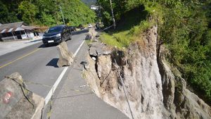 Bahu Jalan Nasional Longsor di Padang Pariaman