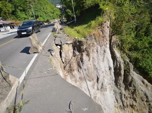 Bahu Jalan Nasional Longsor di Padang Pariaman