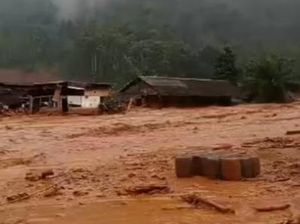 Banjir Bandang Terjang Desa Ganda-Ganda Morowali Utara, 1 Orang Tewas-3 Luka Banjir Bandang Terjang Desa Ganda-Ganda Morowali Utara, 1 Orang Tewas-3 Luka