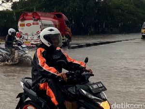 Kawasan Gedebage Bandung Banjir, Sejumlah Kendaraan Mogok