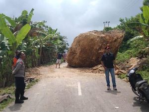 Batu Besar Longsor di Belu, Tutupi Jalan Penghubung Indonesia-Timor Leste